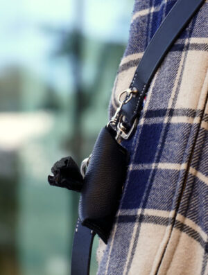 Étui de sac à déjection en cuir pour allier élégance et practicité pour vos promenades avec votre chien