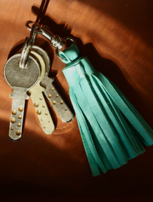 Porte-clé pompon en cuir souple